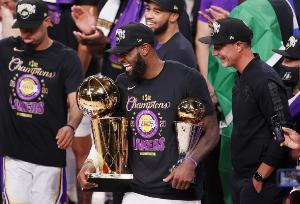 76人队记：詹姆斯在湖人表现出色也夺冠了 但LA从未真正拥抱过他